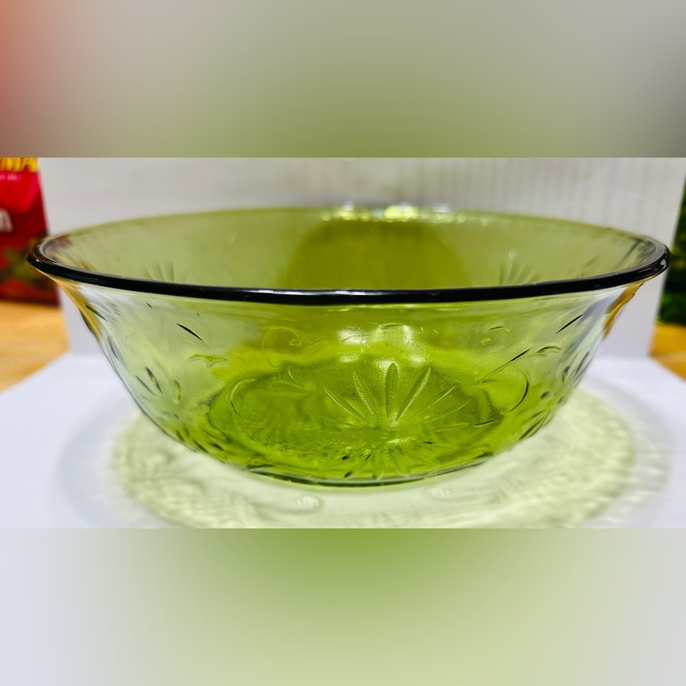 Vintage bowl, serving, Indiana Glass Daisy floral bowl. bright olive green color